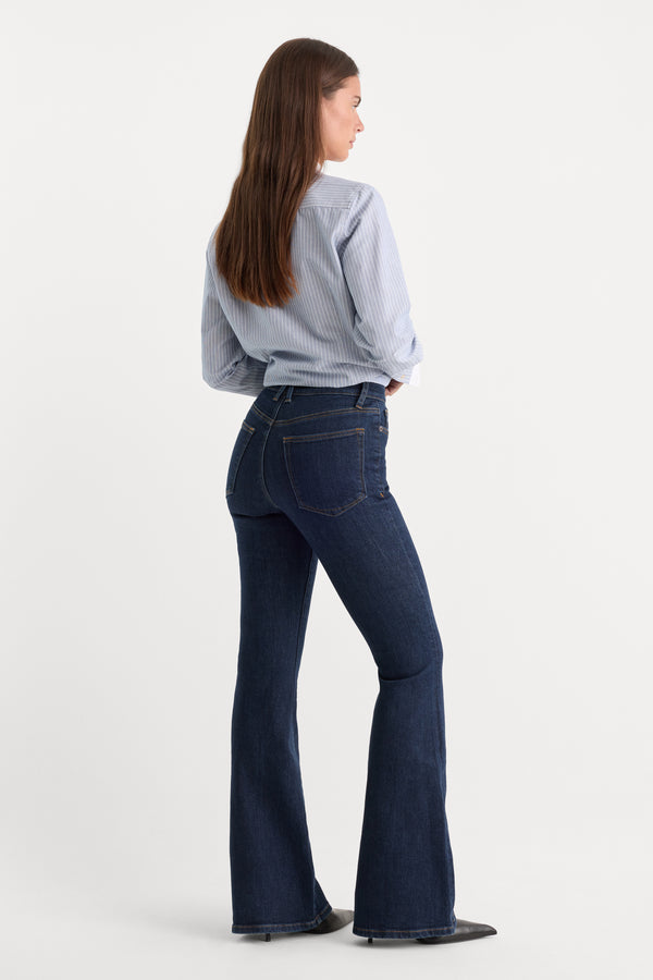 GOOD LEGS FLARE JEANS | INDIGO1153-6 | GOOD AMERICAN | MODEL