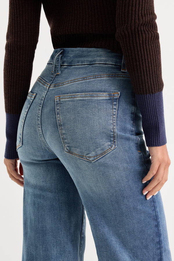 ALWAYS FITS SLIM PALAZZO JEANS | TAWNY-7 | GOOD AMERICAN | MODEL