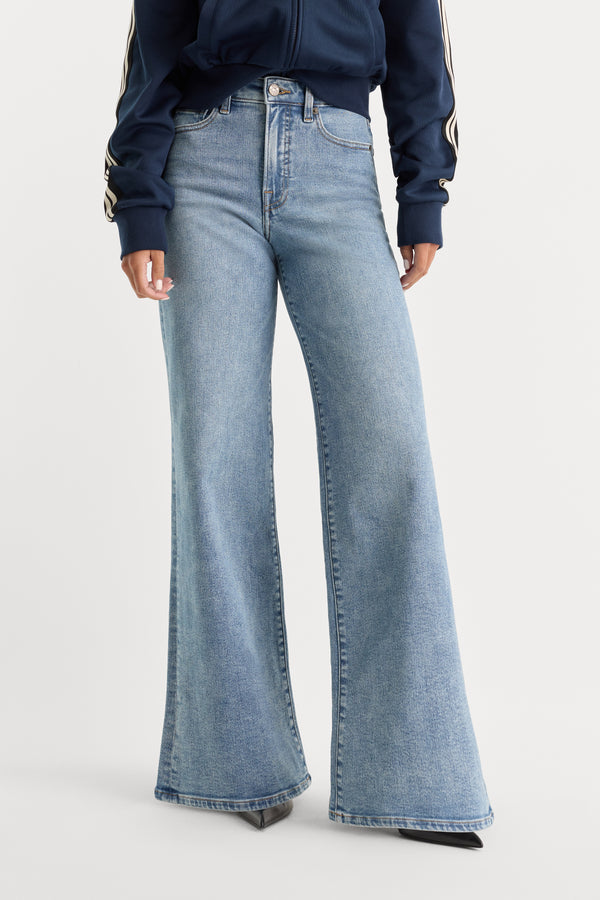 GOOD WAIST PALAZZO JEANS | INDIGO1154-2 | GOOD AMERICAN | MODEL