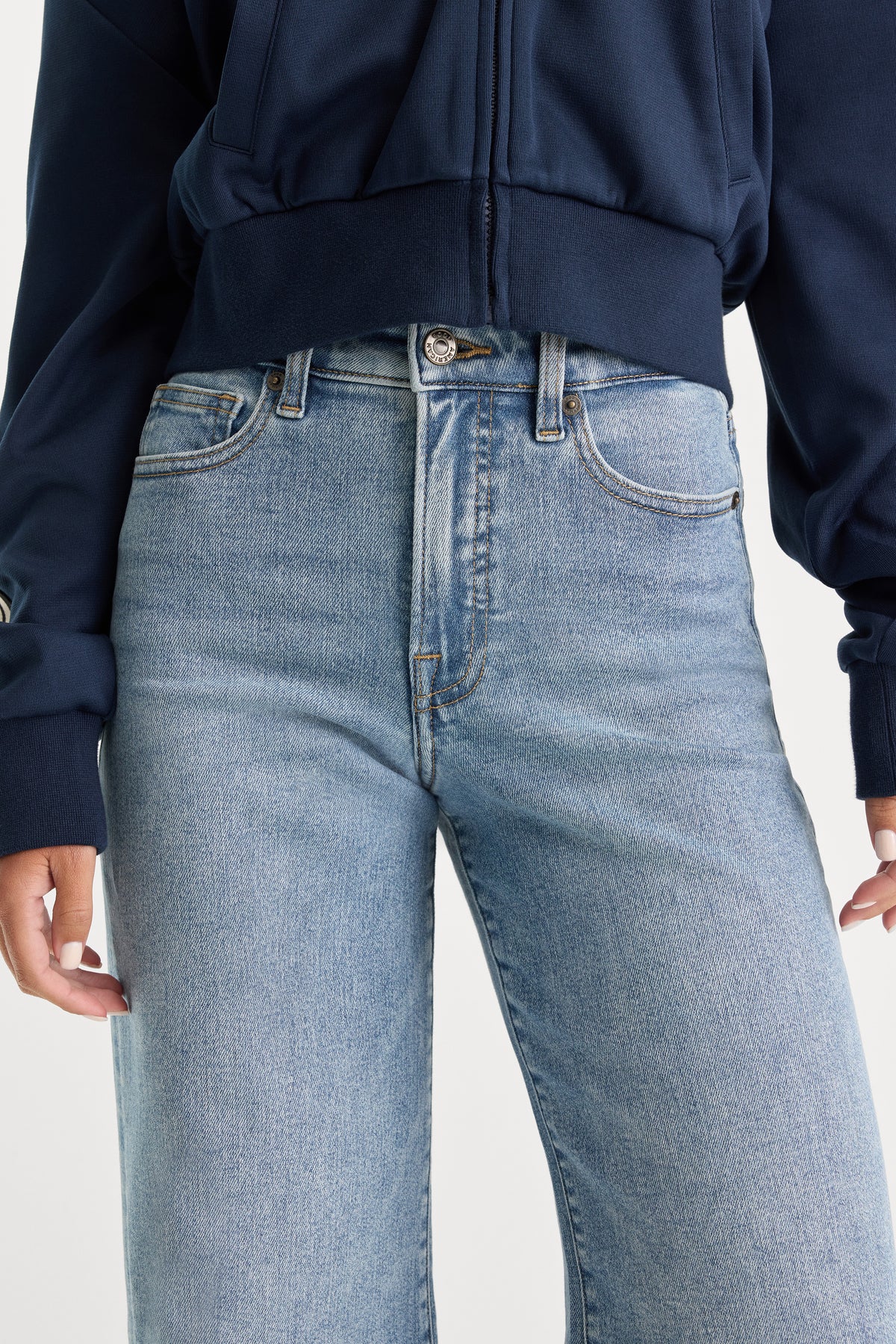GOOD WAIST PALAZZO JEANS | INDIGO1154-3 | GOOD AMERICAN | MODEL