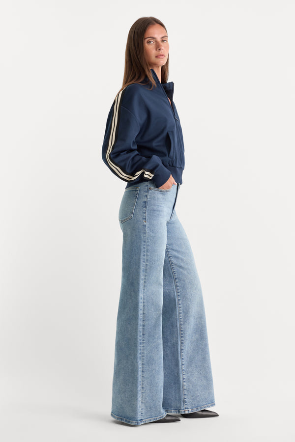 GOOD WAIST PALAZZO JEANS | INDIGO1154-4 | GOOD AMERICAN | MODEL