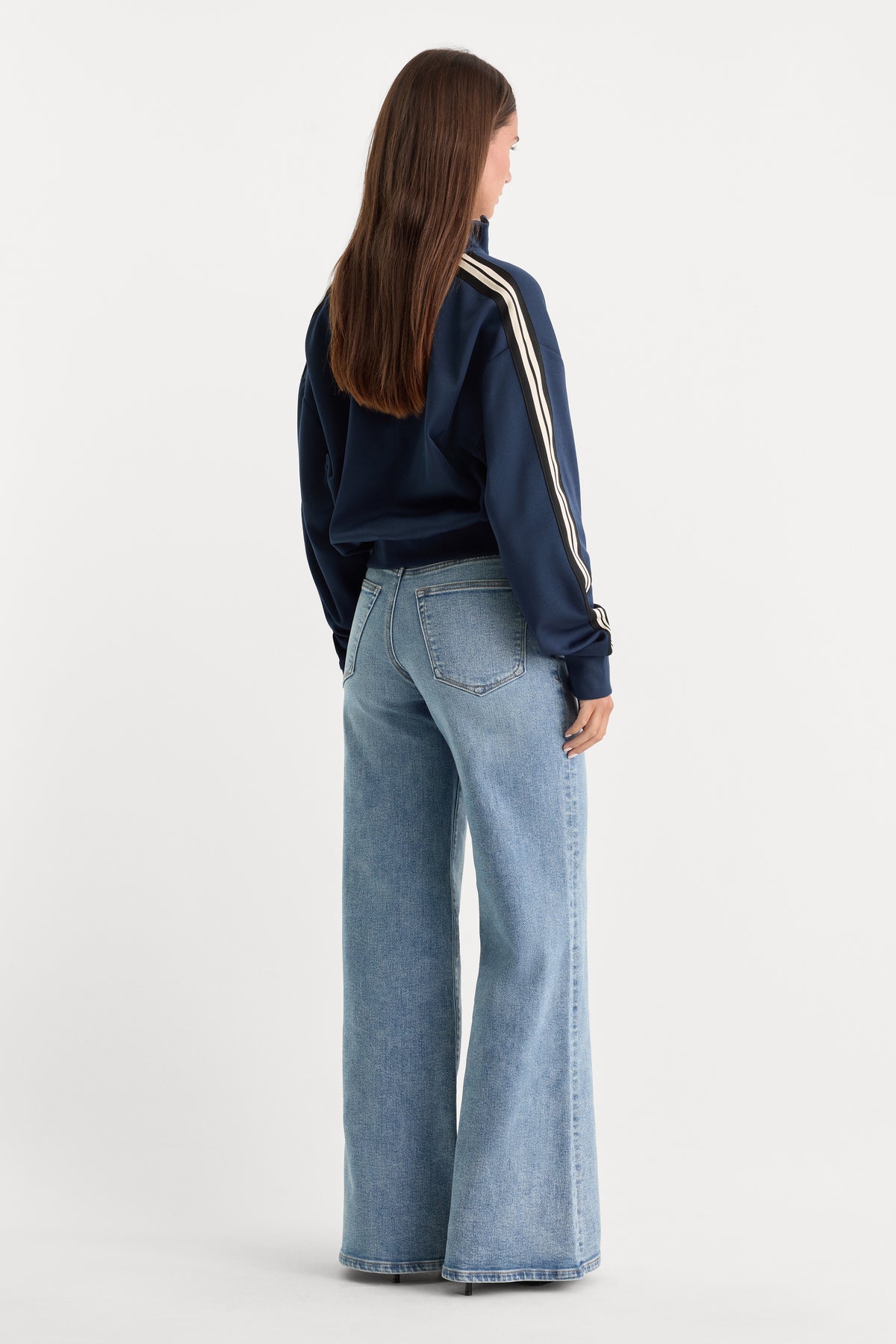 GOOD WAIST PALAZZO JEANS | INDIGO1154-5 | GOOD AMERICAN | MODEL