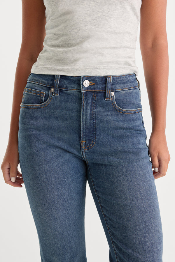 GOOD LEGS STRAIGHT JEANS | BLUE004-4 | GOOD AMERICAN | MODEL