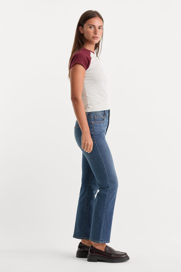 GOOD PETITE STRAIGHT JEANS | BLUE004-3 | GOOD AMERICAN | MODEL