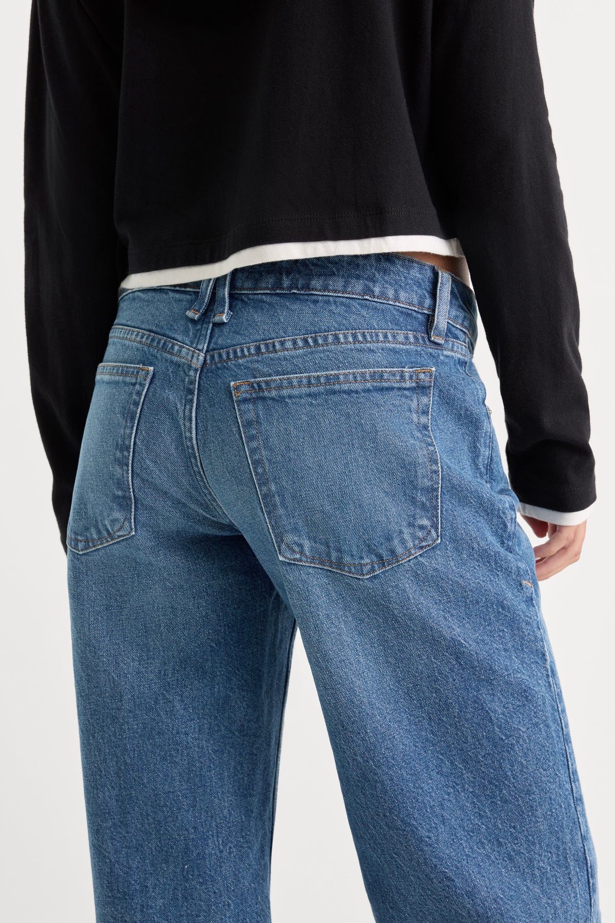 VINTAGE LOW LOOSE JEANS | INDIGO1224-6 | GOOD AMERICAN | MODEL