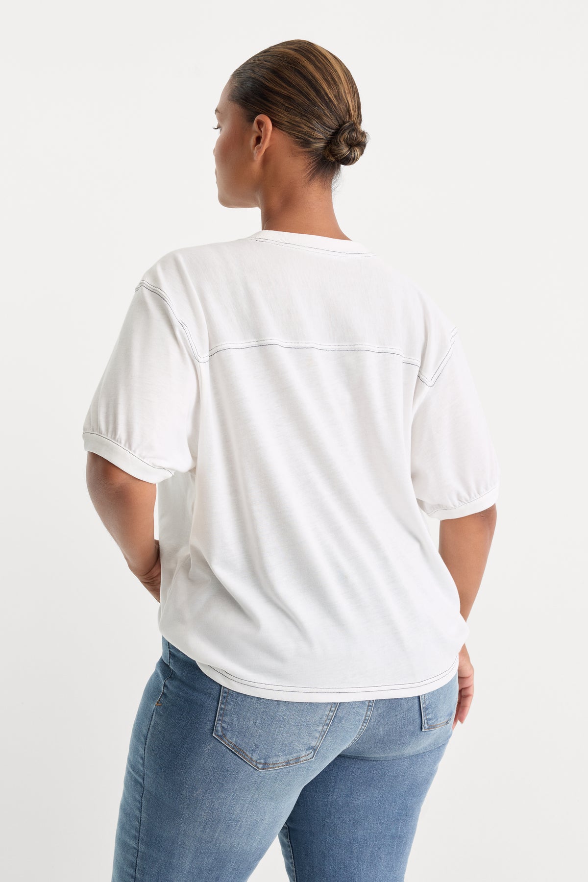THE GYM TEE | CHALK-2 | GOOD AMERICAN | MODEL