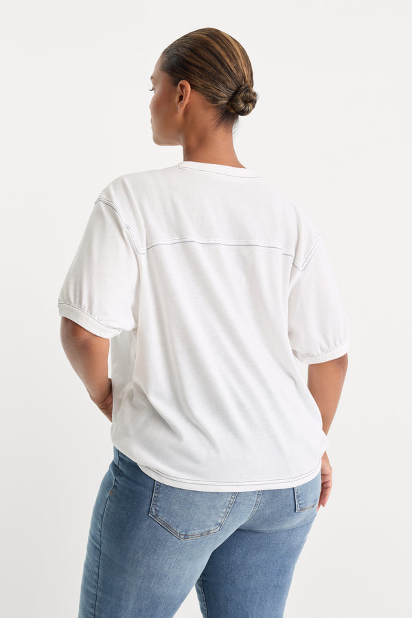 THE GYM TEE | CHALK-2 | GOOD AMERICAN | MODEL