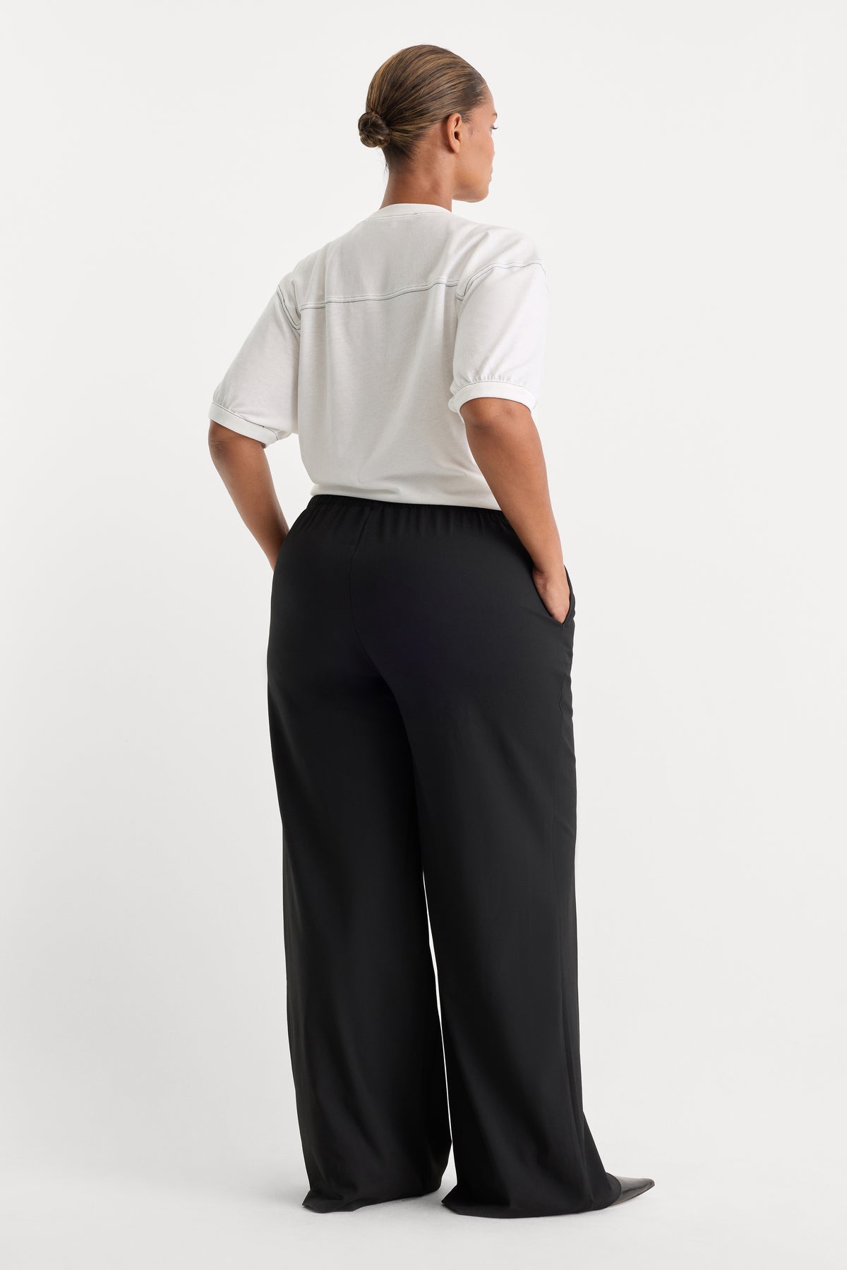 THE PULL ON TROUSER | BLACK001-2 | GOOD AMERICAN | MODEL