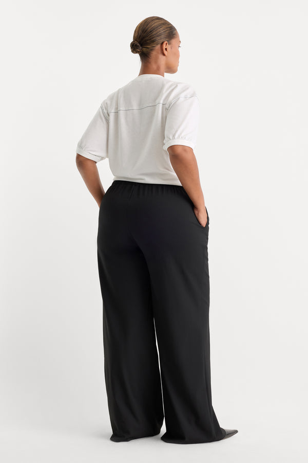 THE PULL ON TROUSER | BLACK001-2 | GOOD AMERICAN | MODEL
