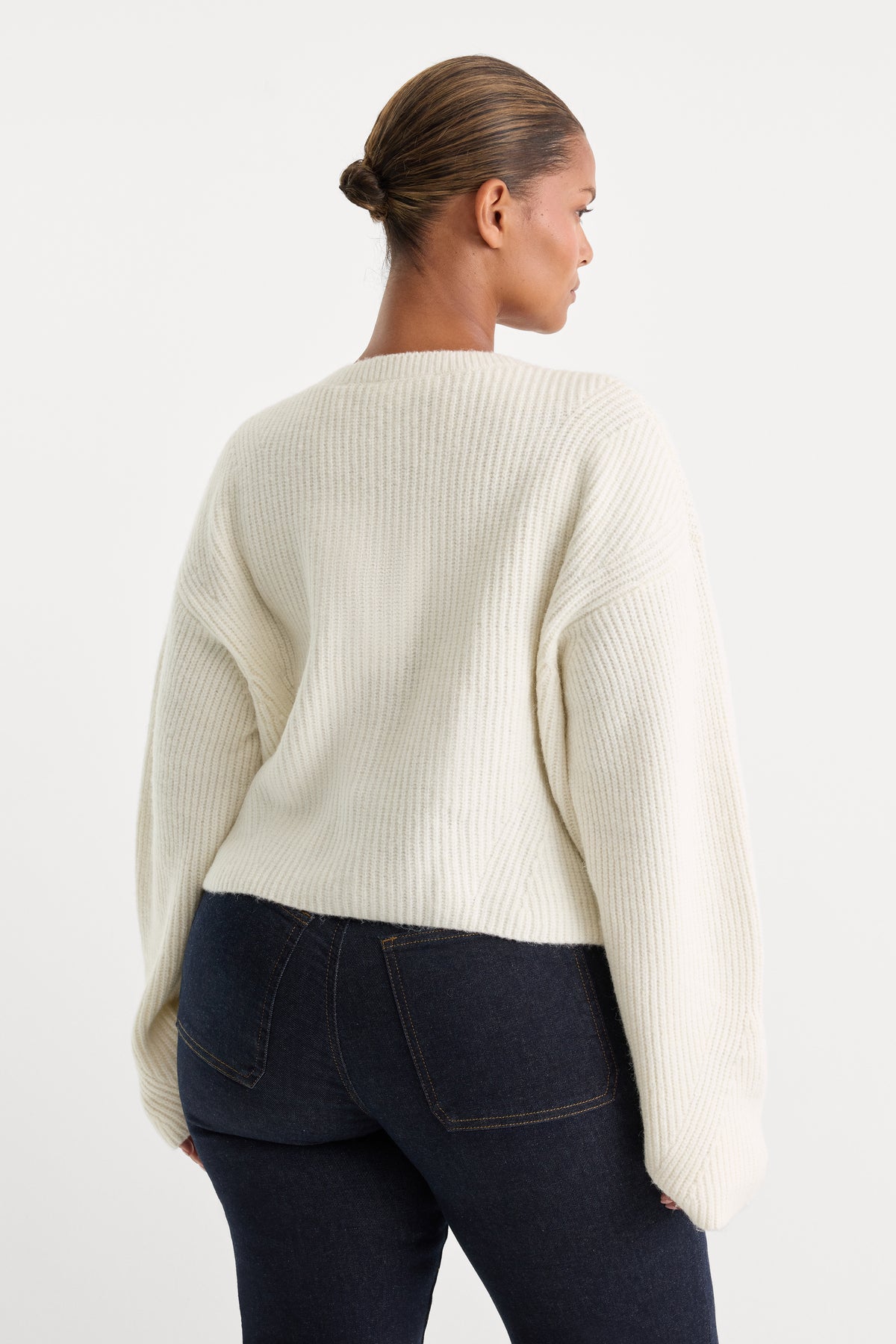 THE CHUNKY KNIT CARDIGAN | CHALK-2 | GOOD AMERICAN | MODEL