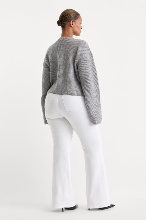 ALWAYS FITS GOOD CLASSIC BOOTCUT JEANS | WHITE-2 | GOOD AMERICAN | MODEL