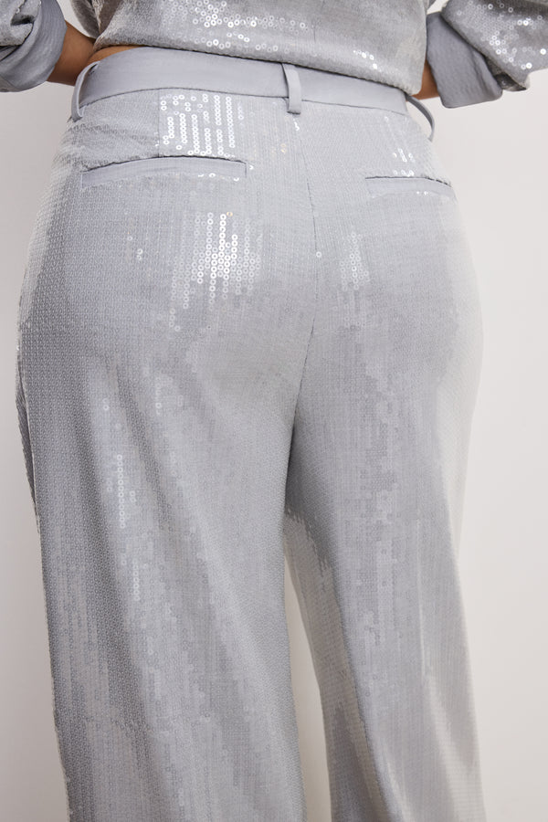 model: Size 8 | 