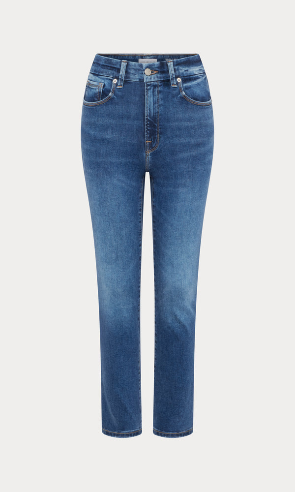 ALWAYS FITS GOOD PETITE STRAIGHT JEANS | INDIGO571-7 | GOOD AMERICAN | MODEL